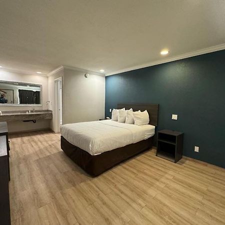 Baymont By Wyndham Bakersfield Hotel Buitenkant foto