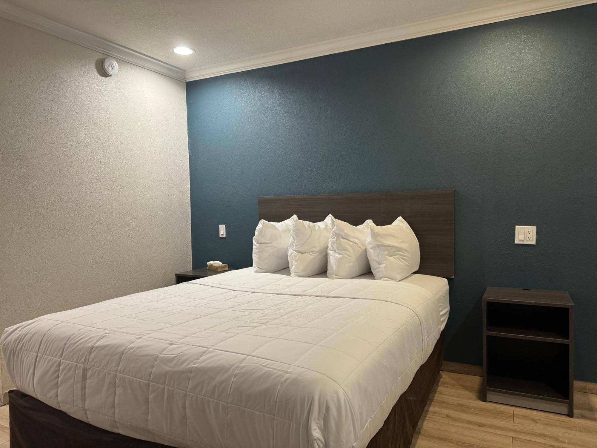 Baymont By Wyndham Bakersfield Hotel Buitenkant foto