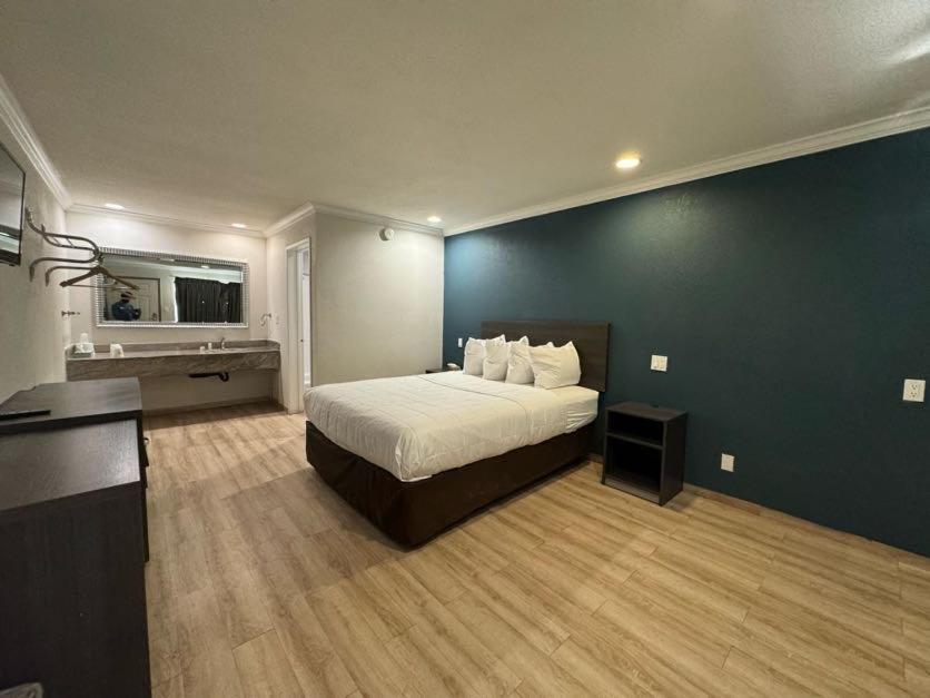 Baymont By Wyndham Bakersfield Hotel Buitenkant foto